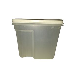 RUBBERMAID SERVIN SAVER #4  w POUR SPOUT #0086 STORAGE CONTAINER 4 cup (A)
